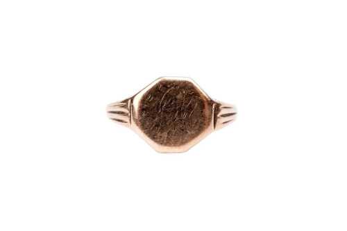 A vintage signet ring in 9 carat rose gold