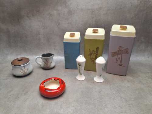 Retro kitchenware items