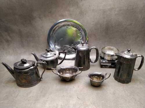 Mainly silver-plated hollow ware include tea service, hot water pots, Don Shiel tray, etc.