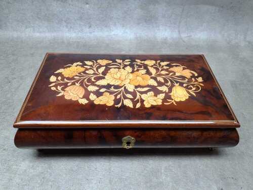 Vintage Italian musical jewellery box