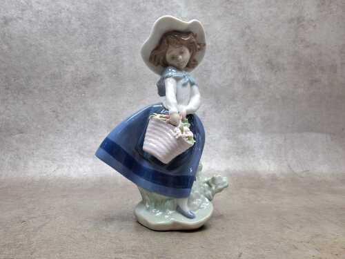 Lladro Pretty Pickings porcelain figure
