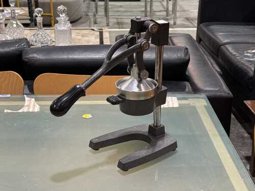 Heavy-duty cast iron manual citrus hand press