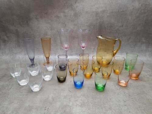 Assorted glasses including a seven piece drink set with jug, coloured water glasses, etc.