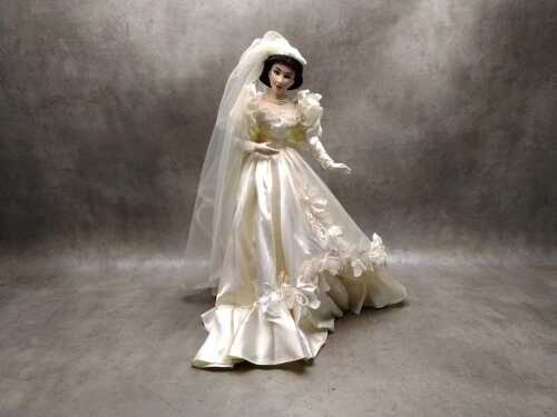 Franklin Mint 'Gone With The Wind' Scarlett O'Hara as 'Bride' porcelain doll with stand
