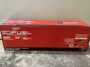 Milwaukee M18 Fuel Chainsaw kit RRP $670 - 2