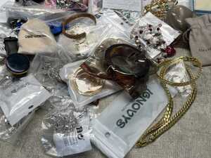 Group of Women's jewellery - 5