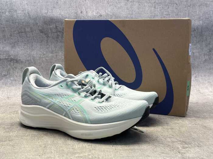 Asics Gel-Kayano 32 size US 9 Men's