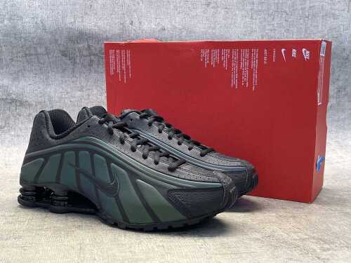 70 · Nike Shox R4 SE size US 8.5 Men's