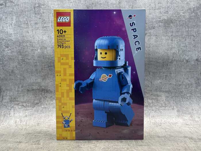 Lego Scaled-Up Blue Astronaut Minfigure 40921