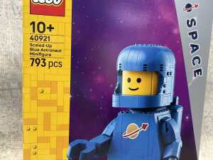 Lego Scaled-Up Blue Astronaut Minfigure 40921 - 2