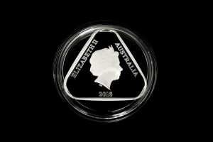 Remember The Fallen 2016 $5 coloured fine silver proof triangular coin, 22.23g - 2
