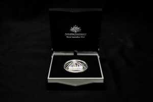 Remember The Fallen 2016 $5 coloured fine silver proof triangular coin, 22.23g - 3