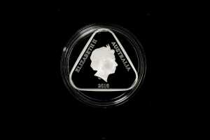 Remember The Fallen 2016 $5 coloured fine silver proof triangular coin, 22.23g - 2