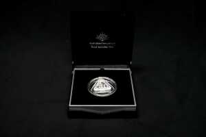 Remember The Fallen 2016 $5 coloured fine silver proof triangular coin, 22.23g - 3