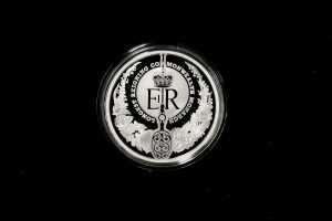 The Longest Reigning Monarch of the Commonwealth 2015 Royal Silver proof three-coin set - 3
