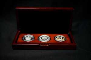 The Longest Reigning Monarch of the Commonwealth 2015 Royal Silver proof three-coin set - 5