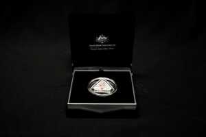 Front Line Angels 2017 $5 coloured fine silver proof triangular coin, 22.23g - 3