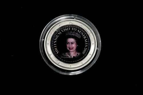 Queen Elizabeth II 2000 commemorative .925 silver medallion, 23g