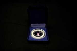 Queen Elizabeth II 2000 commemorative .925 silver medallion, 23g - 3