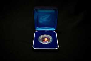 100 years of the Queen Mother 2000 one troy ounce silver coin - 3
