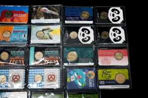 Group of assorted collectable coins - 2