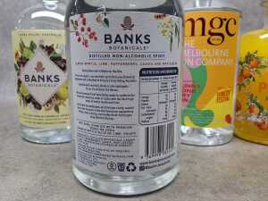 Mixed gin and non-alcoholic spirits, five bottles - 3