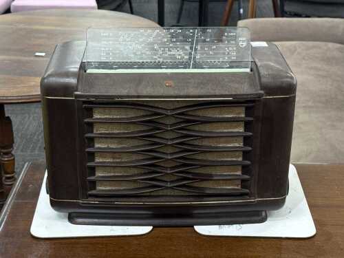 Vintage Philips bakelite radio model 113