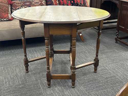 Oak oval gateleg drop-leaf table