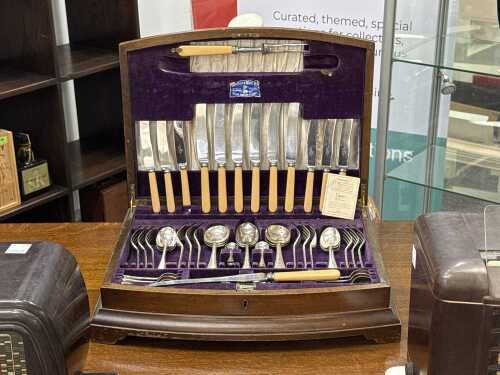 Walker and Hall 1935 Silver Jubilee silver plated cutlery setting for six