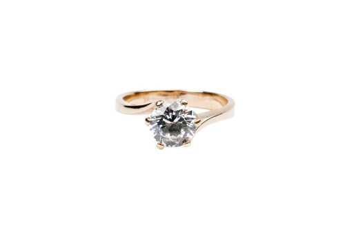 A cubic zirconia ring in 9 carat yellow gold