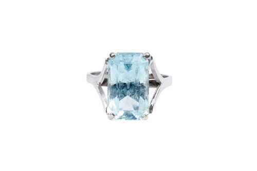 A blue topaz ring in 9 carat white gold