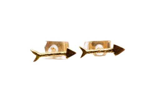 A pair of arrow stud earrings in 18 carat yellow gold