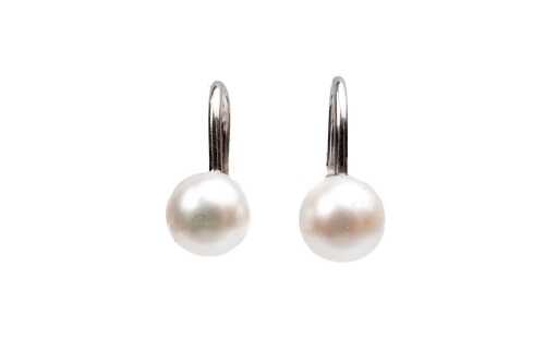 A pair of pearl screw back earrings in 9 carat white gold
