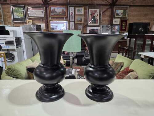Pair of urn-shaped floor vases.