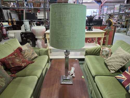 Classical-style metal table lamp with column stand