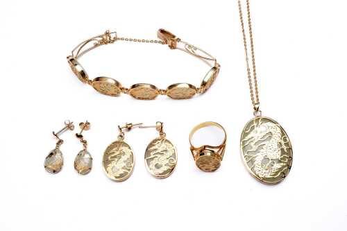 Collection of green quartz and gold tone metal jewellery
