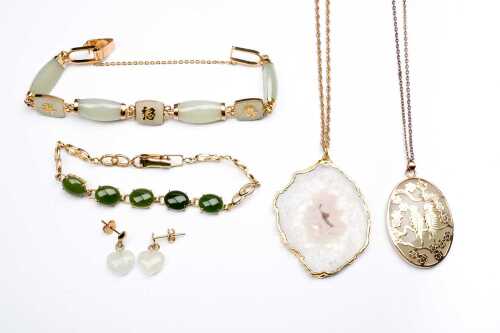 Collection of quartz, chrysoprase and agate and jewellery in gold tone metal