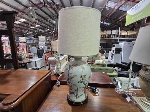 Ceramic Oriental table lamp with floral decoration