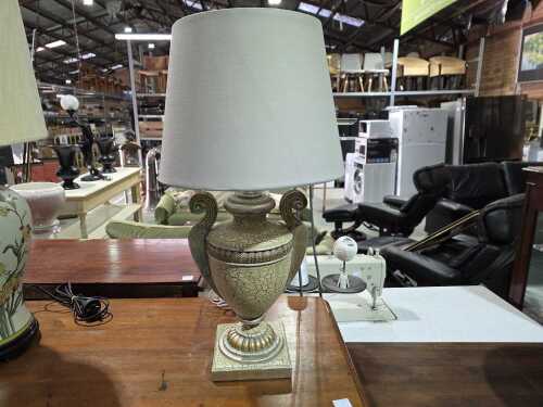 Classical urn-shaped table lamp with craquelure finish