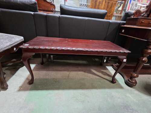Queen Anne mahogany coffee table with gadrooned edge