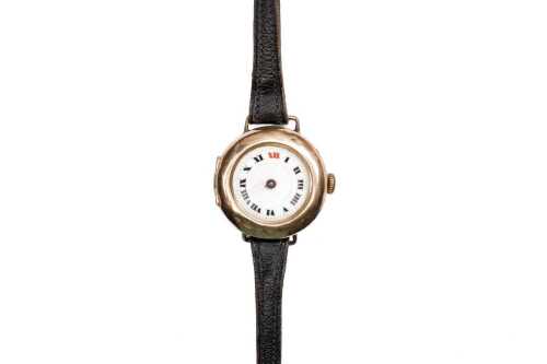 An antique ladies watch in 9 carat yellow gold