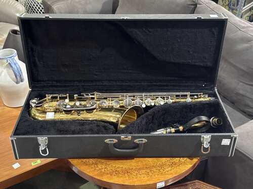 Dolfin saxophone in hard case