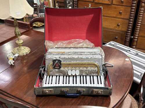 Italian Frontalini piano accordion