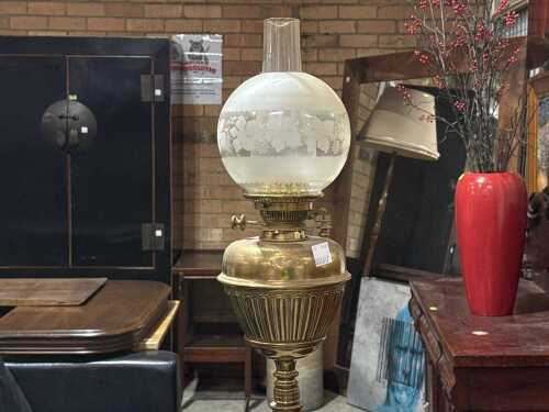 Victorian brass telescopic banquet oil lamp with etched shade