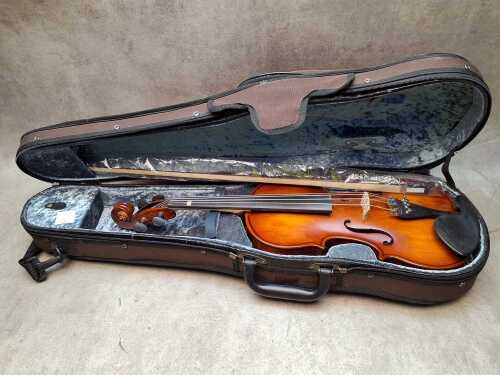 Artistle student violin with felt lined carry case