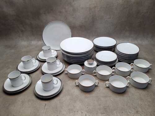 Thomas and Arsberg porcelain part dinner setting