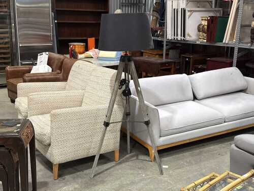 Modern tripod lamp