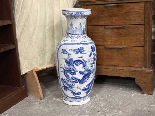 Chinese blue and white porcelain vase