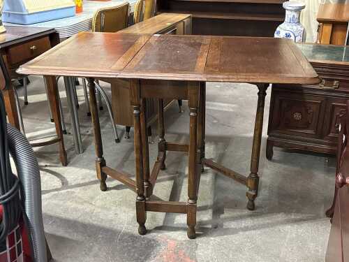 Antique style drop-leaf gateleg side table