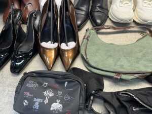 Group of Women's accessories - 4